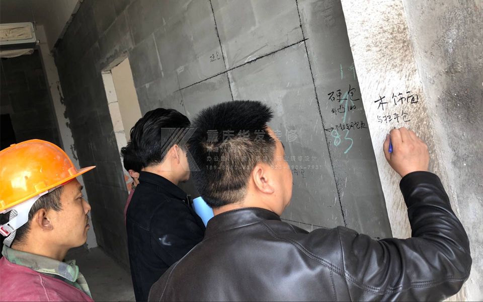 岳池酒店施工責(zé)任經(jīng)理李瑞華現(xiàn)場(chǎng)指導(dǎo)放線工程